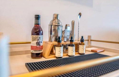 Stylish downtown condo w/ pool & parking - Foto 4