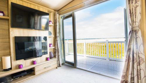 River Lodge Platinum Plus Holiday Home with River Views, Free Wifi & Netflix - Foto 3