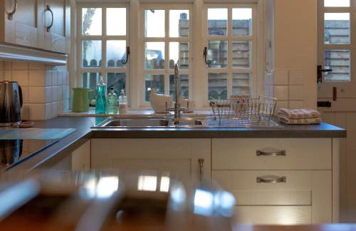 Jasmine Cottage - 2 Bedroom in Heart of Bourton! - Photo 52