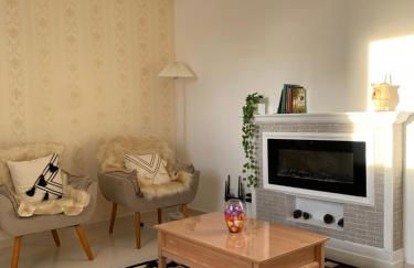 Sacada com ar, rede, pôr do sol, lareira e cinema no Candeias - Foto 16