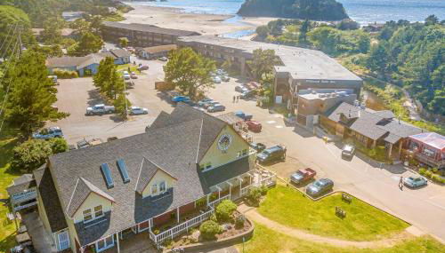 Cozy Coastal Condo Steps from the Beach with Deck Views - Foto 1