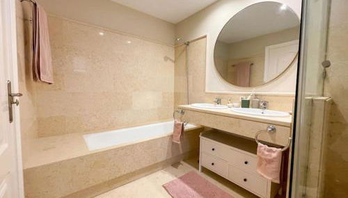 Luxurious 2 bedroom apartment with Spa facilities - Photo 3, towels, Shower