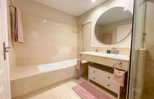 Luxurious 2 bedroom apartment with Spa facilities - Photo 3