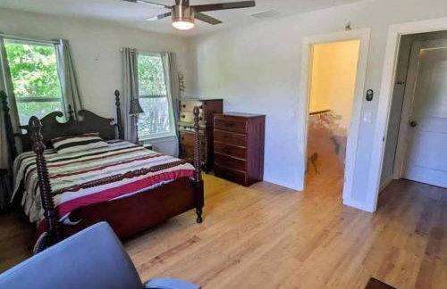 2 Large Bedrooms Open Living Peaceful - Photo 16