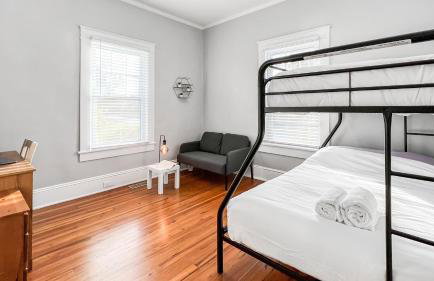 Homey Lodge - Cozy home / Walk to Revolution Mill / Near Downtown / Perfect for groups and family / Free parking - Foto 25