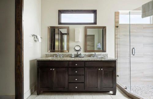 Charming Lake Getaway with Loft - Pickleball & BBQ - Foto 12