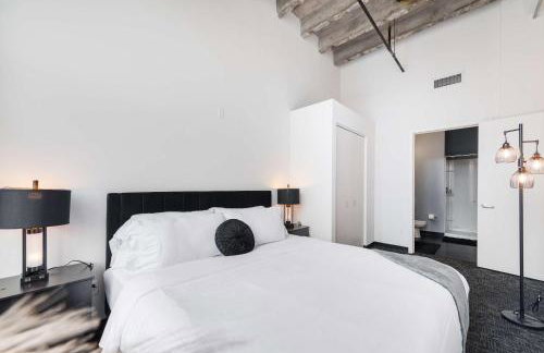 West Loop - City Views With In & Out Parking 2 - Photo 13