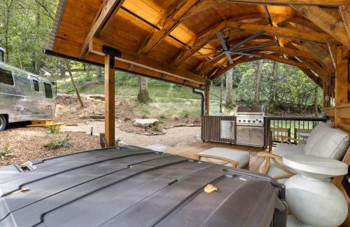 Airstream w Bathtub, River, & Hot Tub - Foto 31