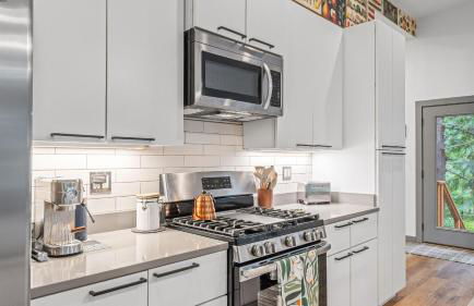 Peaceful Treehouse-Style Stay with Sauna Fire Pit Forest Views Near the Coast The Treehouse by AvantStay - Foto 15