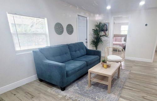 Stylish Chic King Bed Ybor DT - Foto 6