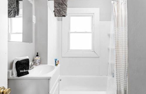 Charming Getaway - Deck & Patio - Walkable Area - Family Friendly - Foto 12