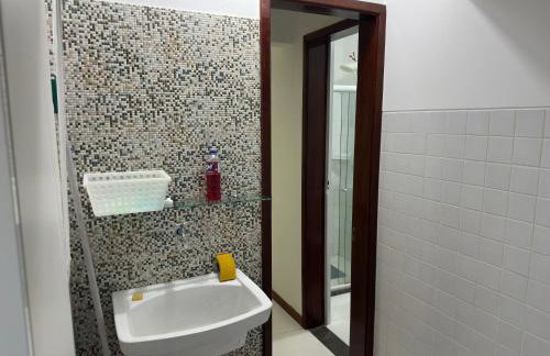 Flat Guarajuba - 3 quartos 2 andar à Beira Mar - pé areia - governança com arrumadeira e Wi Fi inclusos - Foto 15