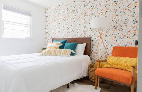 Retro Retreat: 1br home w/ WFH desk, livingroom, and fire pit - Foto 32