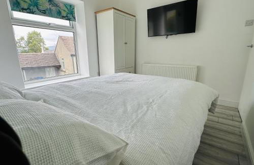 Northcliffe - Stylish Stone Cottage - Spa Bath - Peak Views - Photo 13