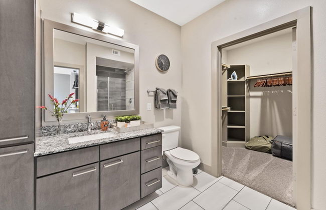 Elegant 1BR King Suite Close to DT w Fast Wifi - Foto 7