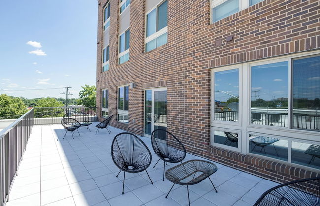 Spacious 2BR Apt with Den W Balcony - Foto 31