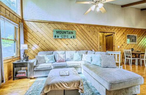 Peak-a-Blue Cabin - Watch Movies from Hot Tub, Mountain View, Bigfoot Bunker Game Room, Fire Pit, Oversized Deck, Screened-in Porch - Foto 16