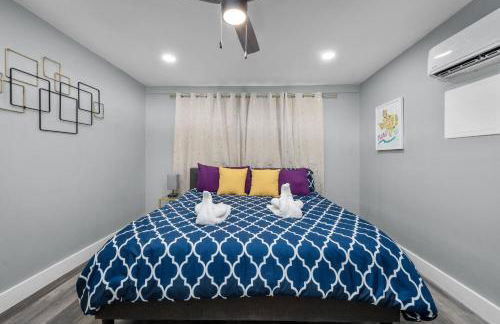 Modern 2BR City Center Getaway with Free Park - Foto 10