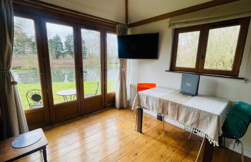 The Barn cottage with hot tub overlooking the lake - Foto 8