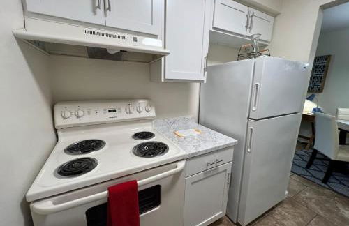 King bed first floor Mid City with Parking - Foto 13