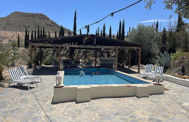 Miluna Oasis Suites - Sleeps4-pool-mountainview - Foto 10