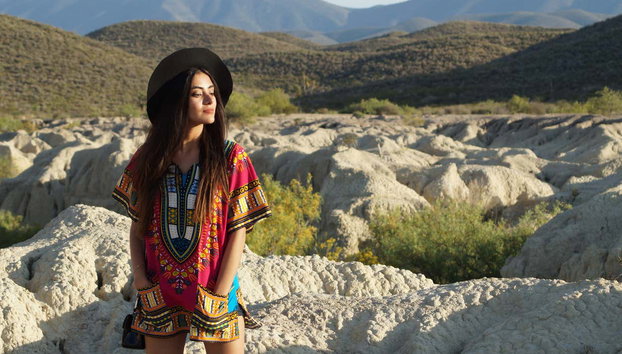 Tour privado por un viñedo de Parras de la Fuente - Foto 3, Una mujer en los alrededores de los viñedos de Parras