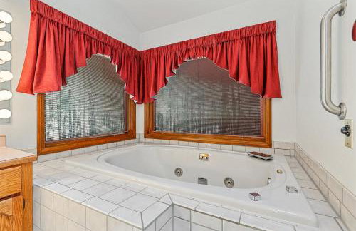 Pristine Cabin on Wooded Lot. Fantastic Location Pool Table - Foto 20