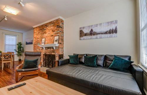 3BR Colonial House with Parking by CozySuites - Foto 17