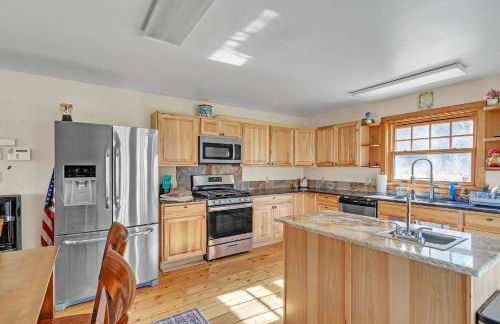 Charming Country 4BR Retreat with Riverfront Views cabin - Foto 4