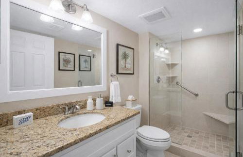 Waterfront Island Oasis! Heated Pool with Stunning View & 2 Full Bath - Foto 9