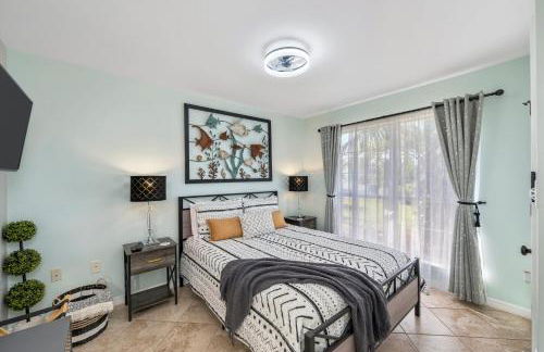 Beautiful Pet Friendly Home! Tropical Pool, Optional Golf Cart & Pool Heat, Minutes to Beach - Foto 32