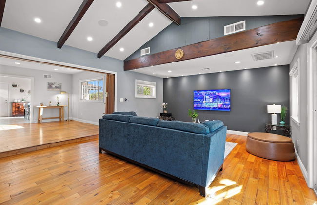 Luxury Estate With Sparkling Pool & Elegant Amenities - Foto 33