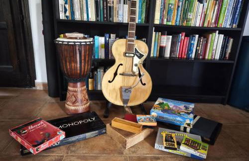 Künstlerhaus Finca Madreselva mit atemberaubenden Weitblick mit Infinitypool, kleinen Teichen und vielen Sitzplätzen in Tolox Malaga im Nationalpark Sierra de las Nieves, ideal für Entspannung, aber auch zum Wandern - Foto 30