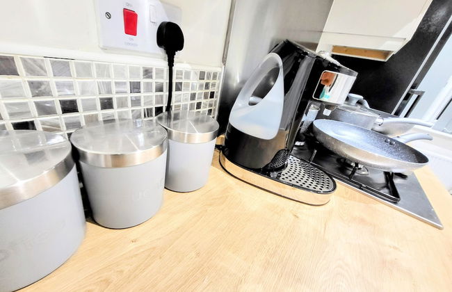 Large Modern House with Parking - Photo 37