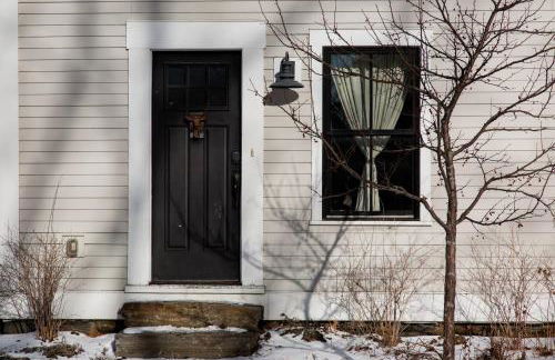 Go Skiing or Hiking from an Enchanting, Light-Filled Home - Foto 18