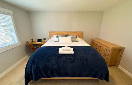 Built 2016 Pristine Lake House for Boating, Remote Work, Hiking and Relaxing - Foto 13