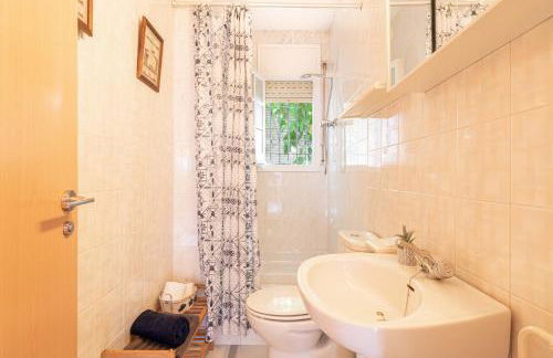 "Charm & Cozy 4BR - 3BA with Pool & Barbecue" - Photo 24