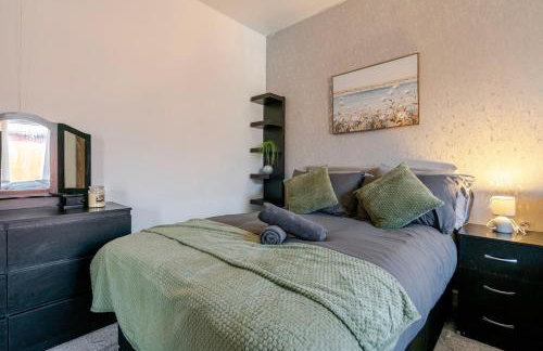 Westfield House, 2BR Sleeps 6, Oldham - Photo 4