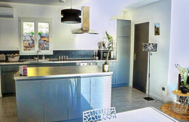 Beautiful Holiday Home With Garden - Photo 10