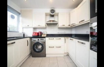 Spacious Chessington home with parking & garden - Photo 22