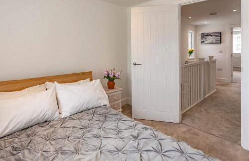 Luxe Detached 3 Bed Luxe House on Exclusive Private Estate Close to Coast Free Hot Tub Sleeps 6 Private Parking for 2 Cars - Photo 41