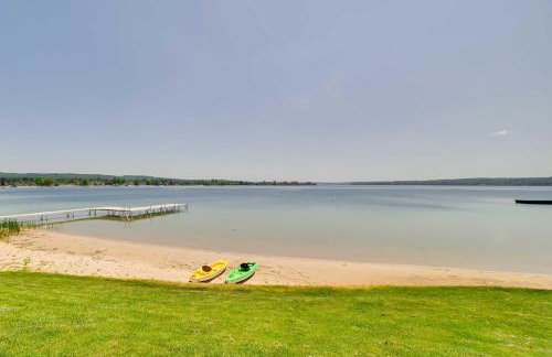 Beachfront Onekama Vacation Rental with Balcony! - Foto 28