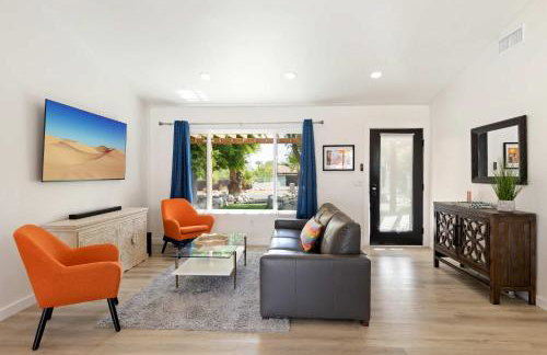 Experience Modern Luxury at Desert Hideaway - Foto 17