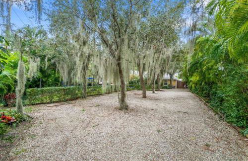 Tropical Oasis Located Near Lake With Pool and Hot Tub - Foto 52