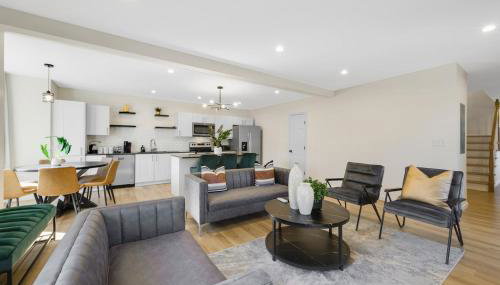 Spacious 5BR Home KING Bed Wi-Fi Parking - Photo 3