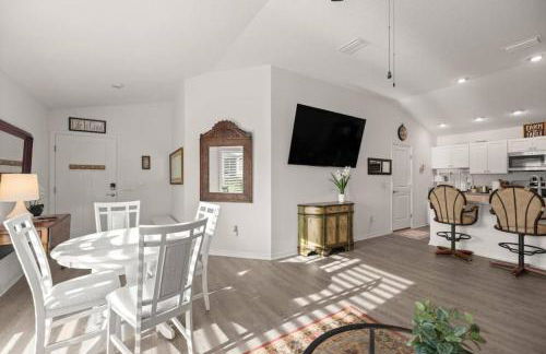 2BR Home with Golf Cart and Pool - Foto 34