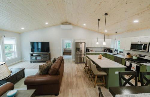 NEW! Modern Getaway - Hot Tub l Fire Pit l Pool table - Foto 14