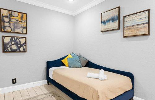 Luxe 4BR Waterfront w Htd Pool 5min to Beach - Foto 83