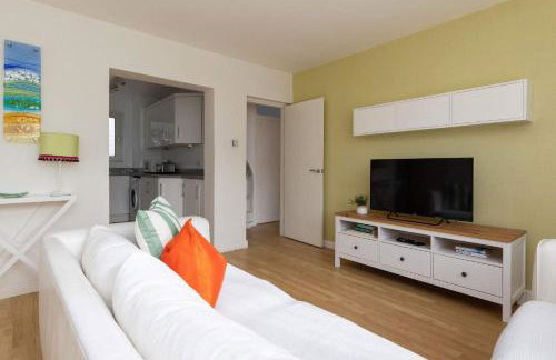 Sunny & Modern Near the Beach & Village w Parking - Foto 12