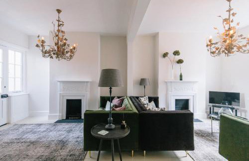 Beautiful house, Cirencester centre, parking - Photo 1